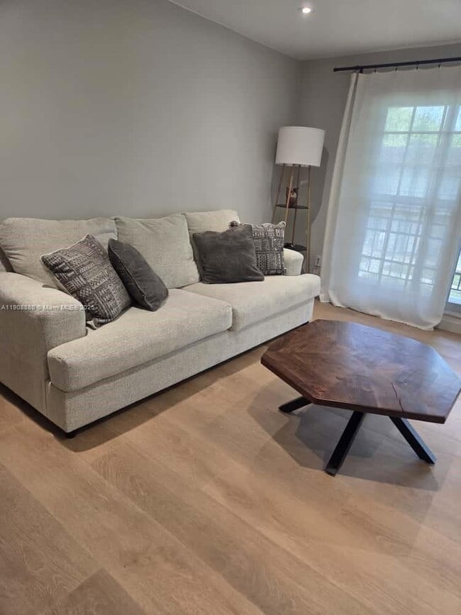 Building Photo - 10824 N Kendall Dr