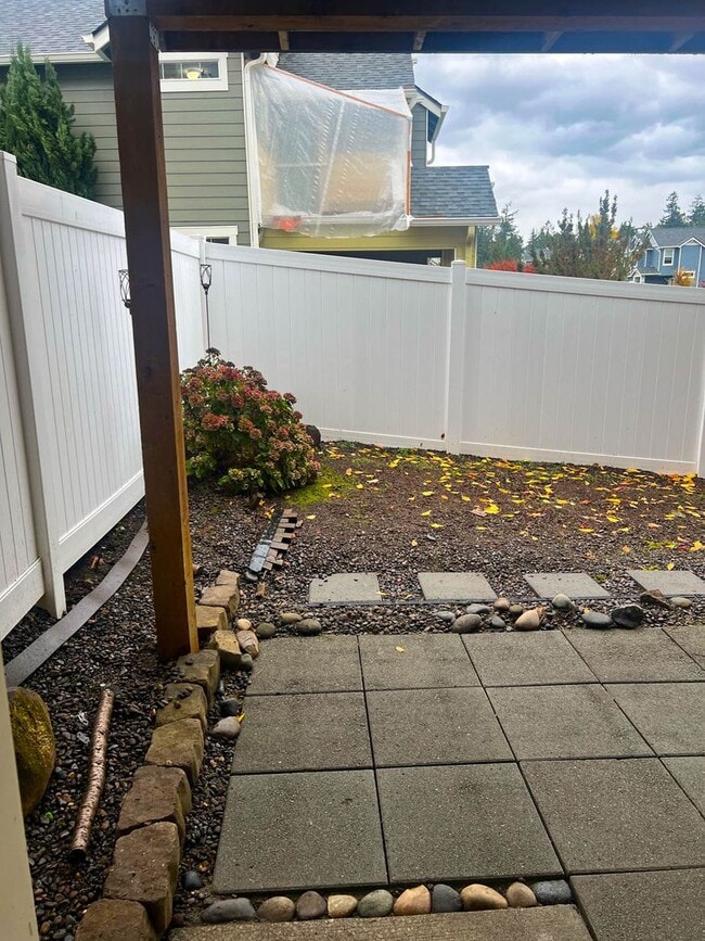 Building Photo - Beautiful West Linn Home in a Quiet, Desirable Neighborhood