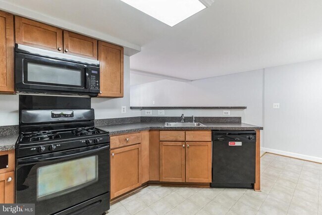 Building Photo - 1601 N Van Dorn St