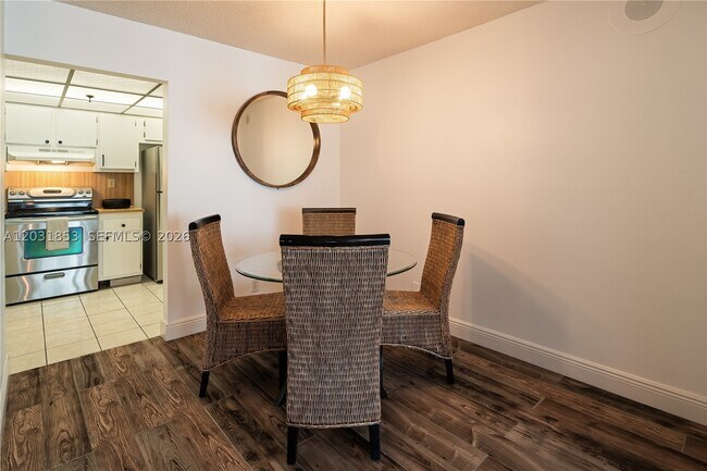 Building Photo - 2625 Collins Ave