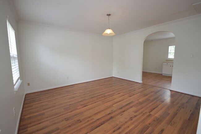 Building Photo - 404 Hanson Rd