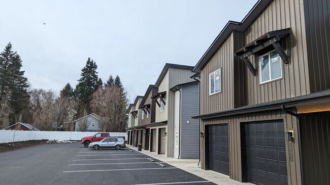 Building Photo - Newer 2 Bedroom 2 1/2 bathroom Hayden Townhome!
