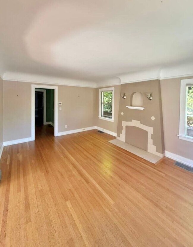 Building Photo - Stylish 3-Bed, 2-Bath Home in the Heart of...