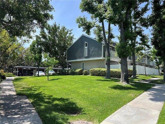 Building Photo - 36 Birchwood Ln
