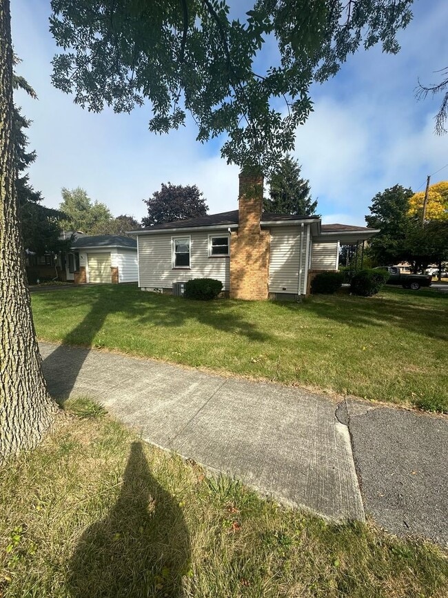 Building Photo - 2 Bed/1.5 Bath Home For Rent on Cynthia Lane - FIRST MONTH FREE WITH 13 MONTH LEASE!