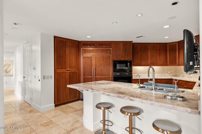 Building Photo - 2402 E Esplanade Ln