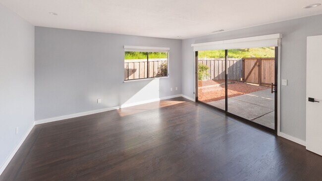 Building Photo - Gorgeous 3bd/2ba Townhouse, complete interior renovation, Modern upgrades, Community Pool -FOUNDA...