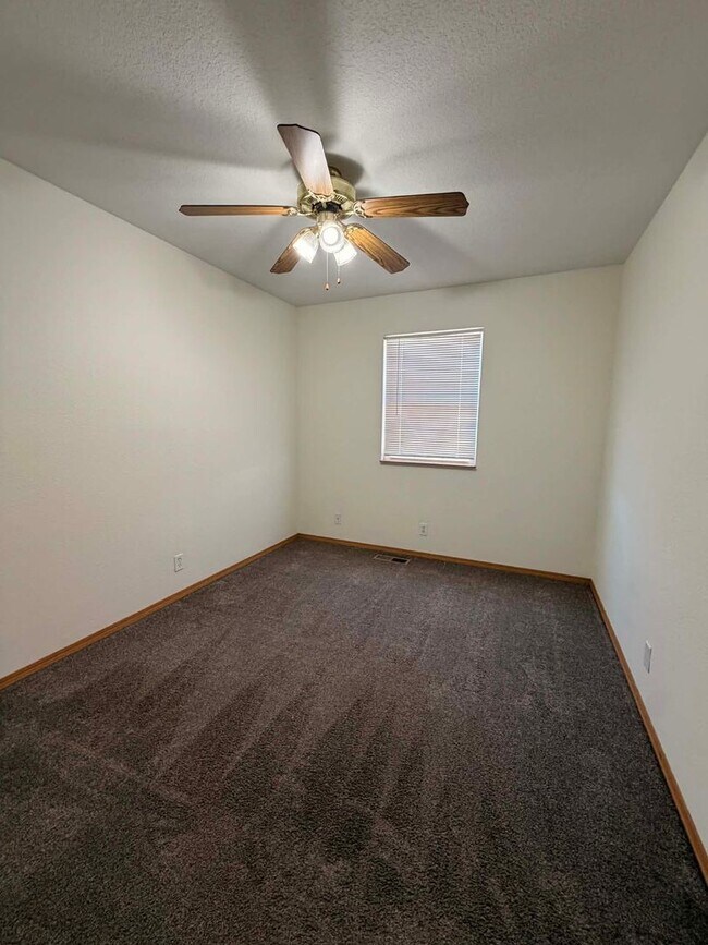 Building Photo - Nice 2 bedroom 1 bath apartment in Joplin, MO - Near MSSU! (Downstairs Unit )