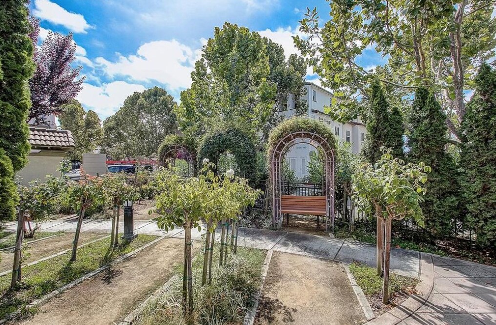 Building Photo - 1793 Hillebrant Plz