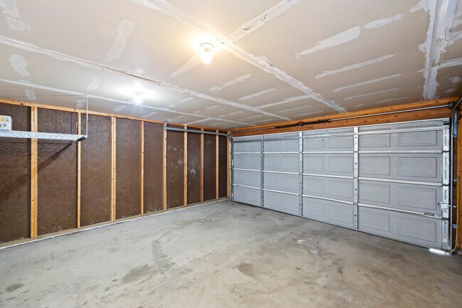 Garage - 905 E Ball Ct