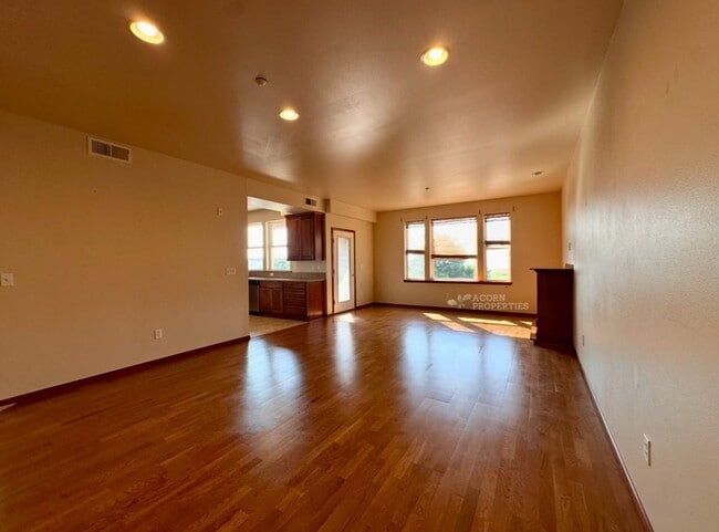 Building Photo - 1850 SW Scenic Heights St