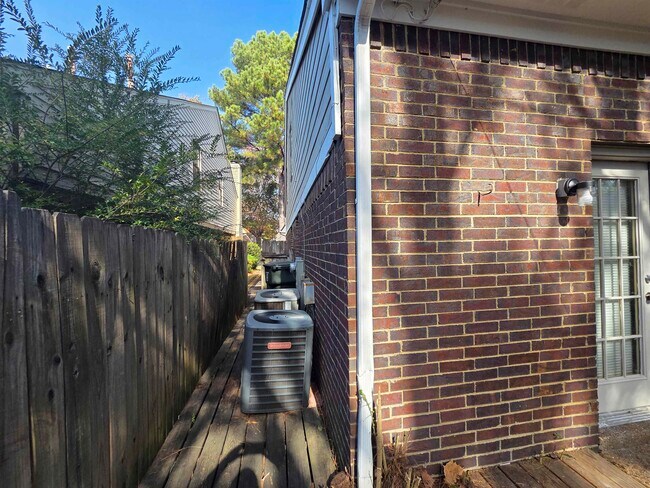 Building Photo - 8333 Twin Rivers Dr