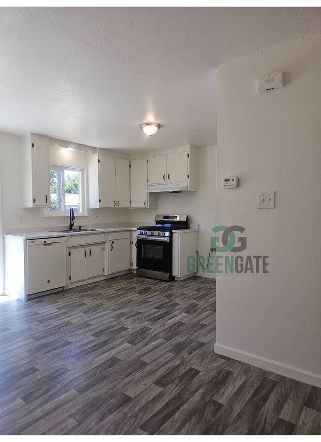 Building Photo - 3 BEDROOM 2 BATH HOME MOVE IN READY IN MOD...