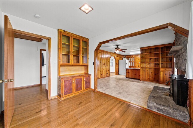 Building Photo - Pet Friendly Two Bedroom!