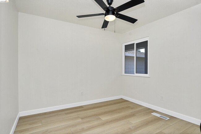 Building Photo - 630 Heather Pl