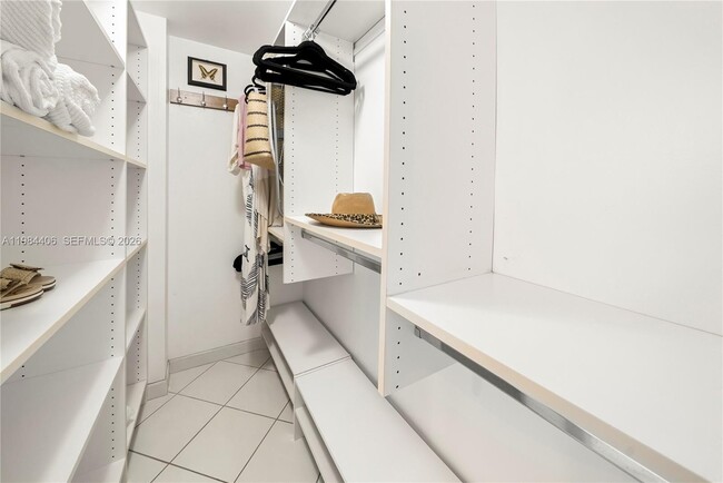 Building Photo - 2555 Collins Ave