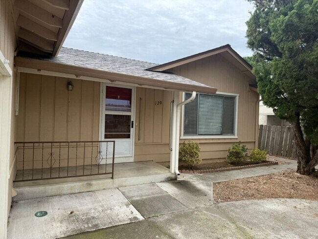 Building Photo - 2 Bedroom 2 Bath One Story Senior Community Vacaville *Star Rentals