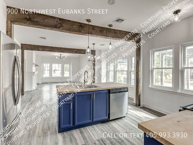 Building Photo - 900 NW Eubanks St