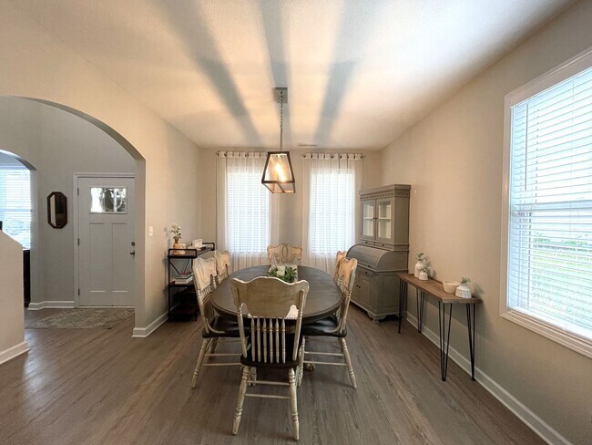 Building Photo - Cul-de-Sac, Spacious, and Comfort in a Prime Coastal Location