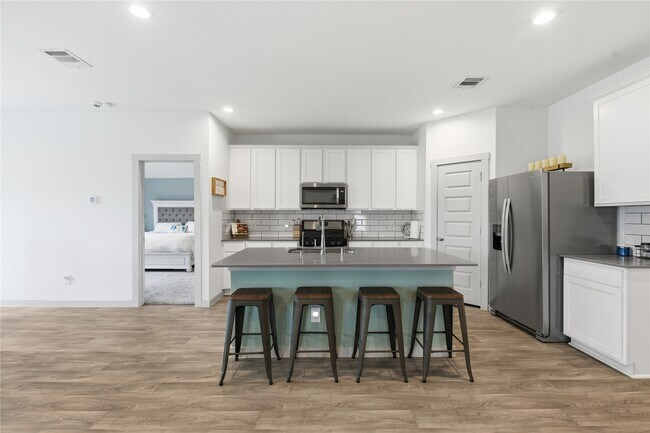 Building Photo - 130 Lk Wy Cir