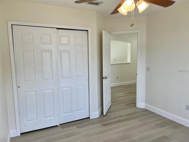 Building Photo - 844 W Charing Cross Cir