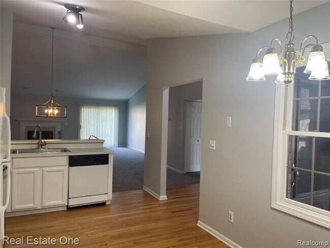 Building Photo - 2519 Westmont Cir