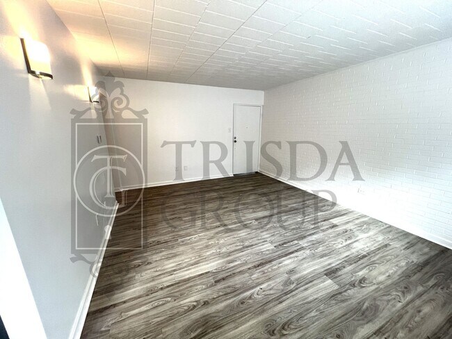 Building Photo - Move In Ready! North Hills School District-2 BR/1BA, Central AC, LVP Floors, Upgraded Kitchen, Ba...