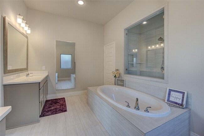 Building Photo - 1930 Creekwood Cv