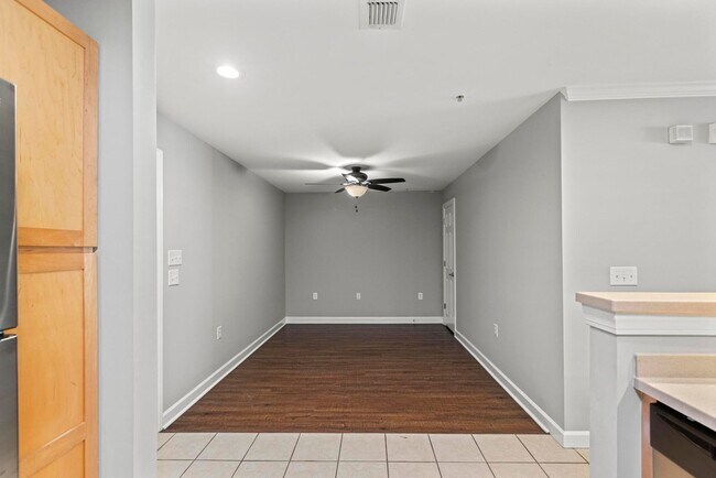 Building Photo - 1st Floor Condo in Bellingham Park Available now!