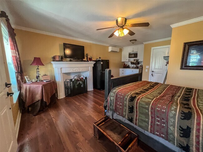 Building Photo - 9500 Mayfield Ave