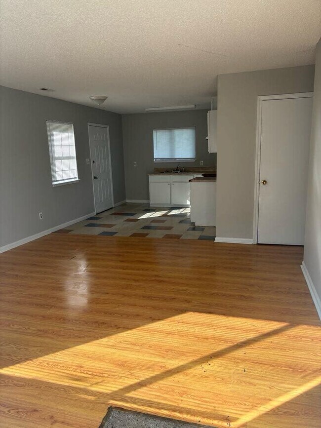 Building Photo - Single Family Standridge manor