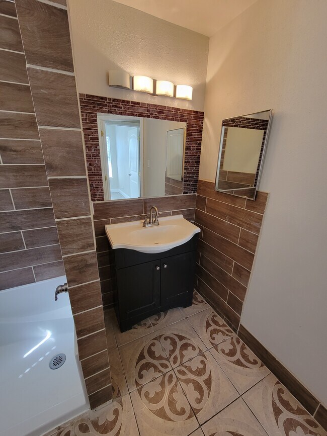 Building Photo - 810 Springvale Dr