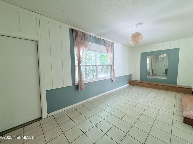 Building Photo - 215 Argonaut Rd