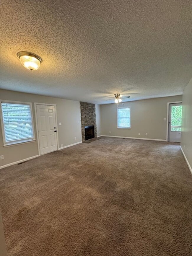Building Photo - Downtown Greer area - This duplex is such ...
