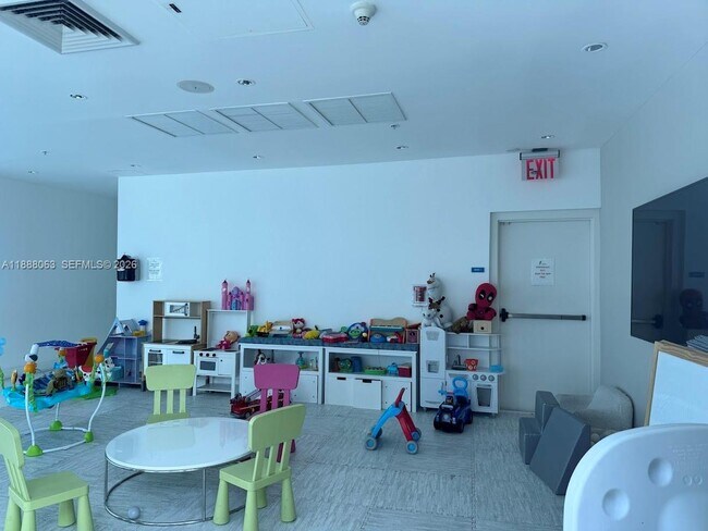 Building Photo - 601 NE 36th St