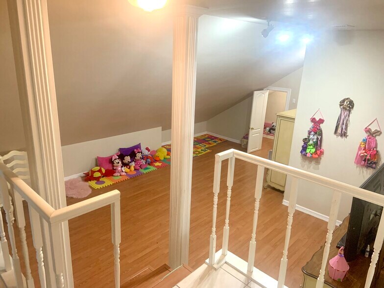 Upstairs Bonus/ Additional Rooms (3) - 2602 Deer Trl