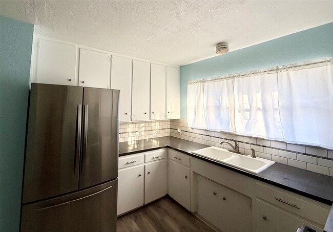 Building Photo - 411 Elaine St