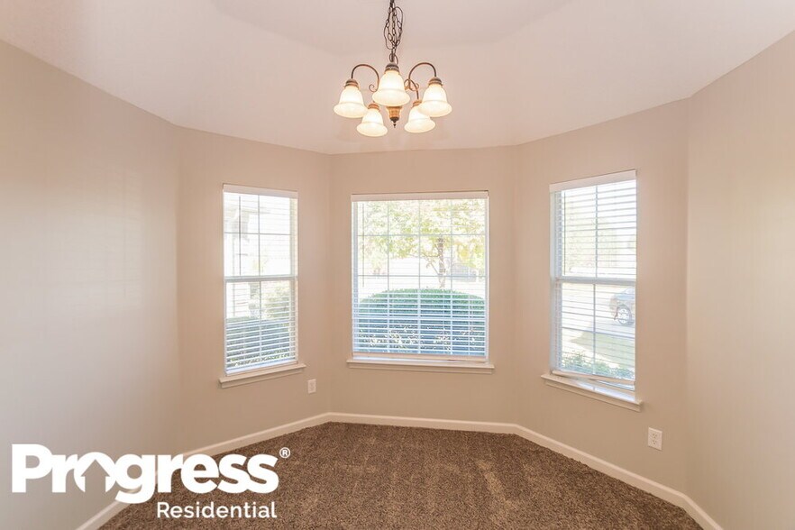Building Photo - 9909 Southern Oak Way