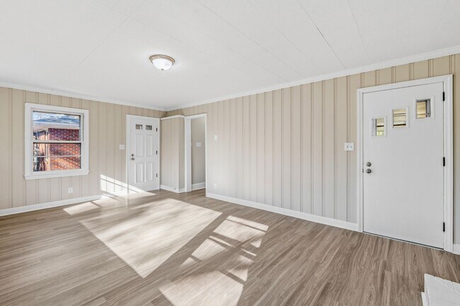 Building Photo - NW - Large Brick Ranch, Updated, Hardwoods, LR, DR, Den, Two Decorative Fire Places, Fenced, Stor...