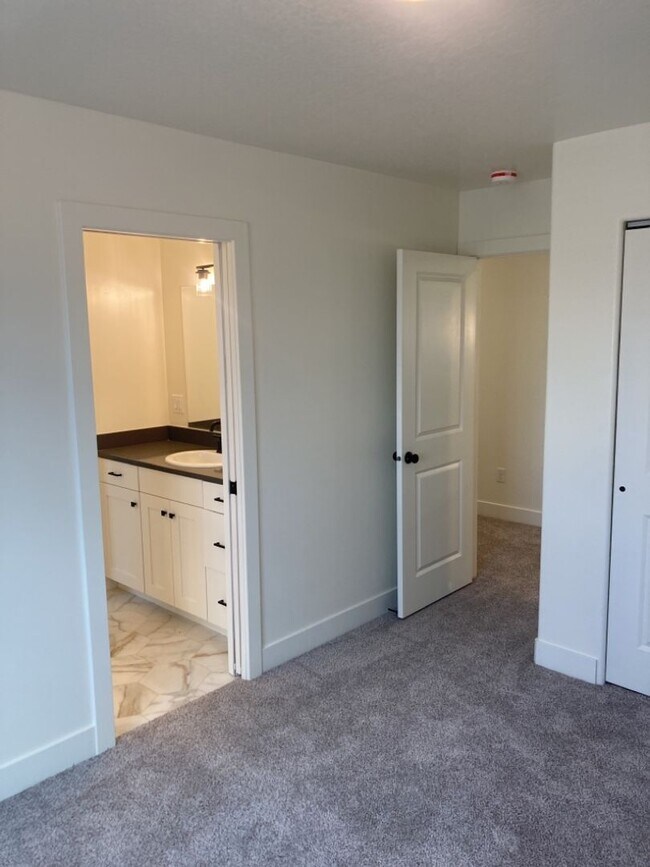 Building Photo - 3 Bed - 2.5 Bath, Newer Construction, Larg...