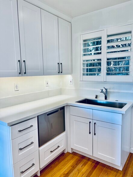 Building Photo - 1256 Devon Ave