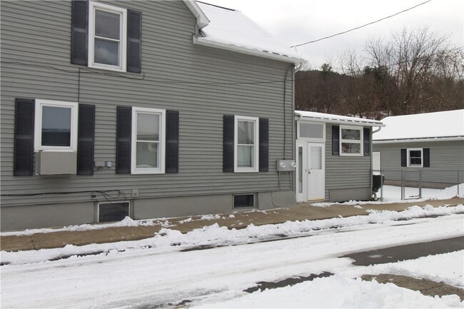 Building Photo - 213-215-215 Conhocton St