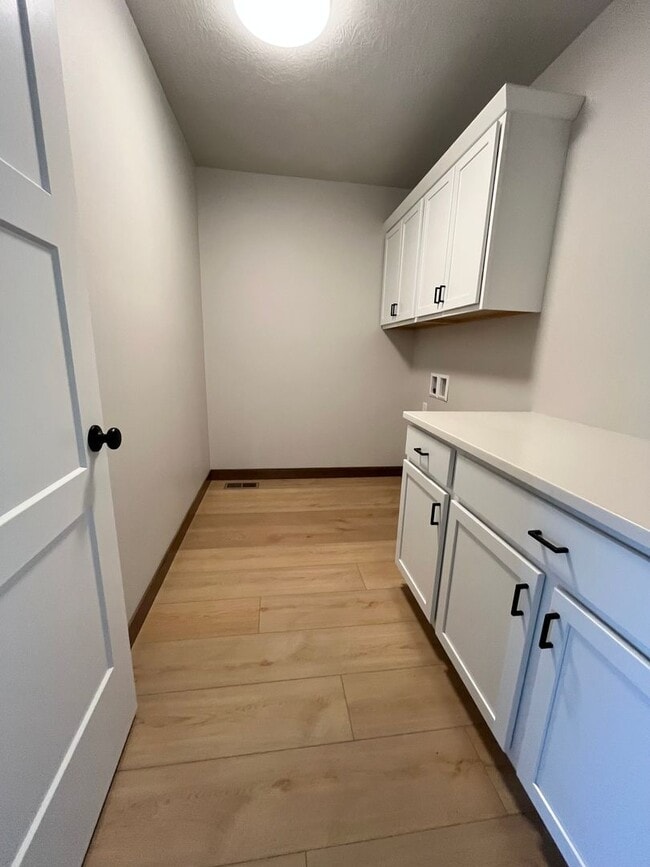 Building Photo - Newly Built 4 Bed/2.5 Bath Townhome in Aspen Ridge!