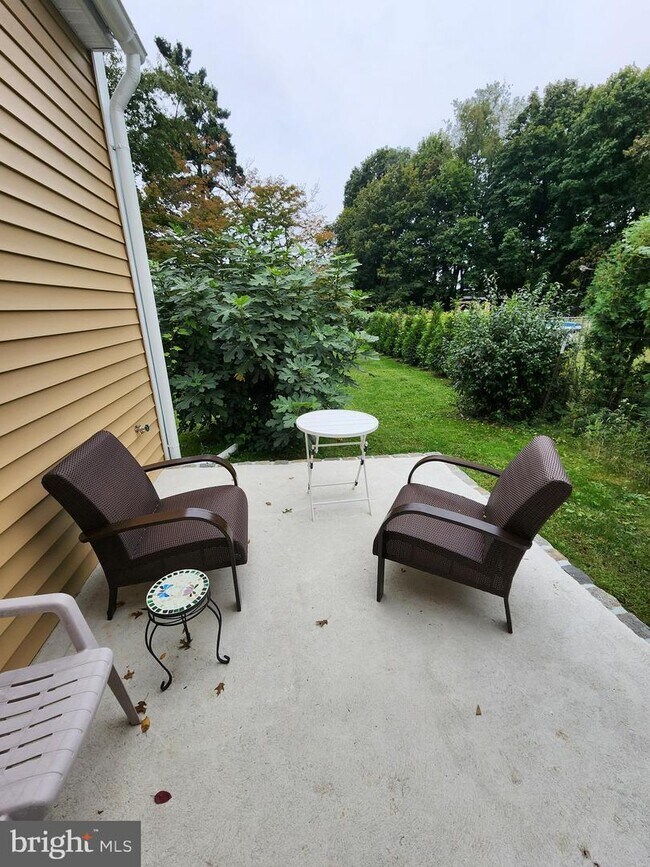 Building Photo - 1048 Prospect St