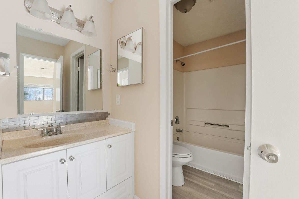 Building Photo - 293 Country Club Dr