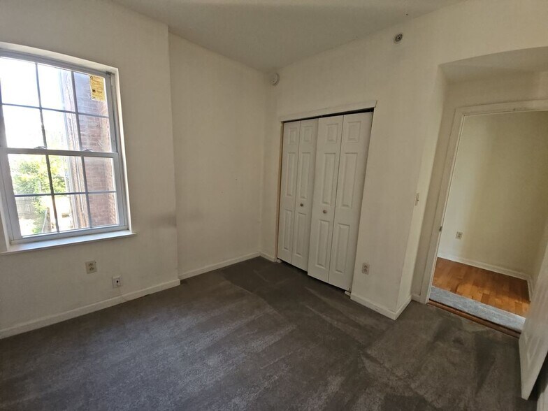 Building Photo - 927 N 6th St