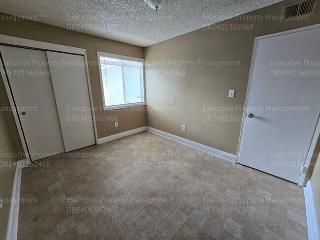 Building Photo - 2 bedroom 1.5 bathroom townhouse