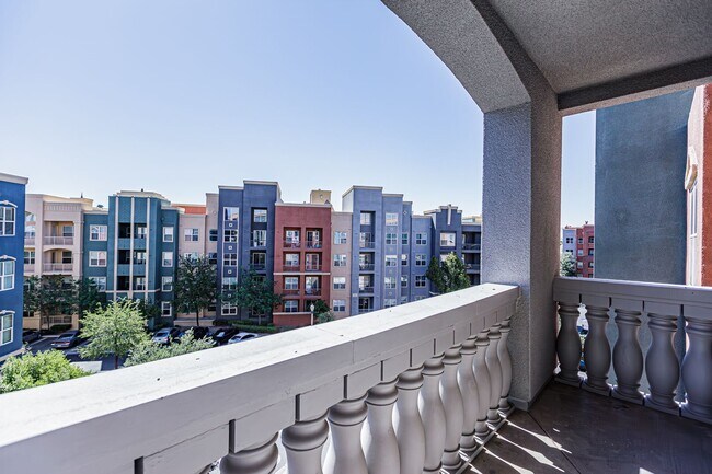 Building Photo - Top Floor 2 Bedroom Condo Located in Manha...