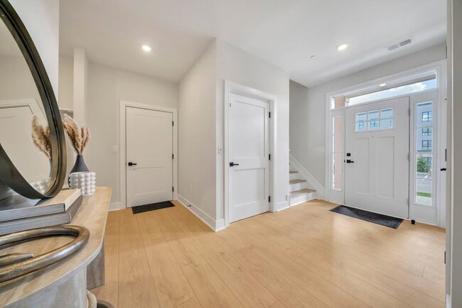 Building Photo - 7 SCENIC Ter