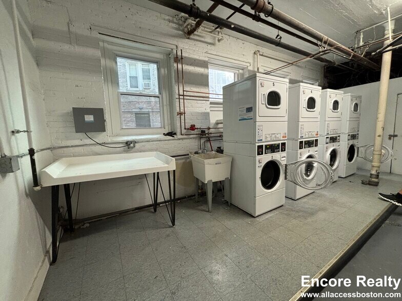 Building Photo - 462 Park Dr